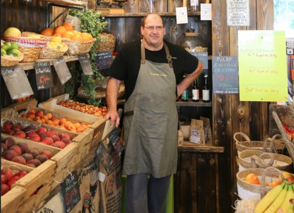 Nico, votre primeur, dans sa boutique